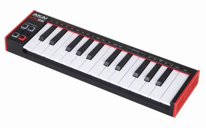 AKAI Professional LPK25 MKII framifrån mot vit bakgrund