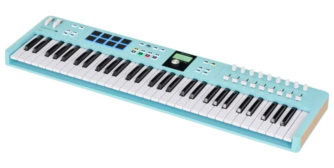 Arturia KeyLab Ess. 61 Mk3 Aquamarine framifrån mot vit bakgrund