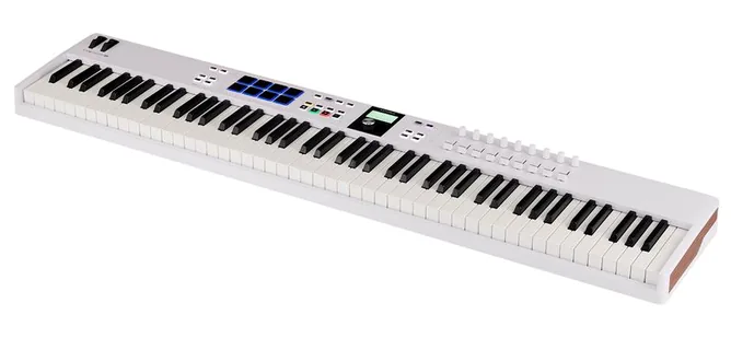 Arturia KeyLab Essential 88 mk3 White framifrån mot vit bakgrund