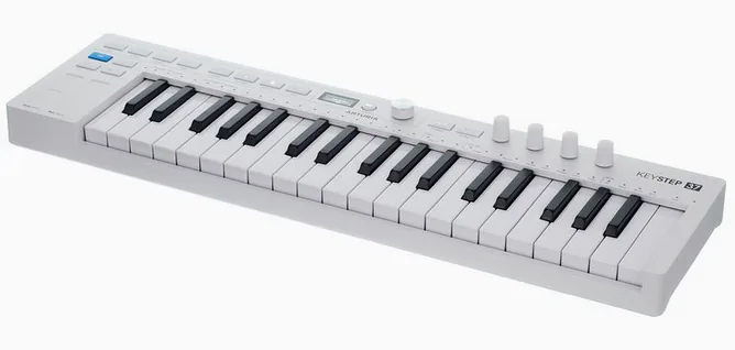 Arturia KeyStep 37 mk2 framifrån mot vit bakgrund