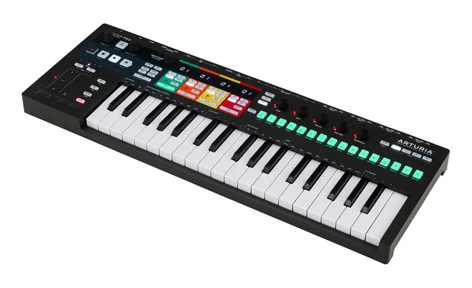 Arturia Keystep Pro Black Edition framifrån mot vit bakgrund