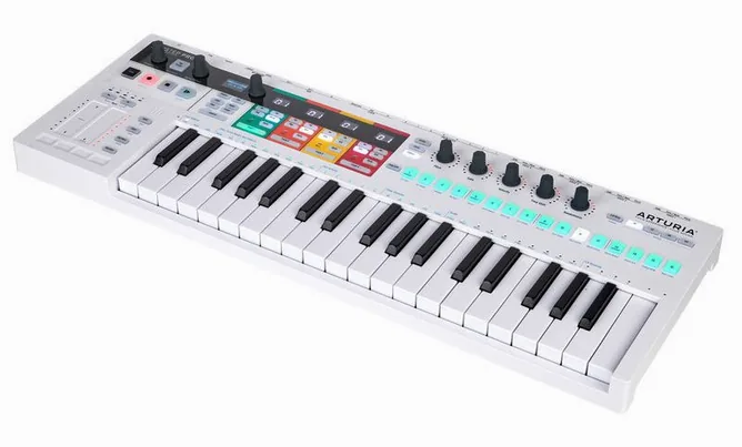 Arturia Keystep Pro framifrån mot vit bakgrund