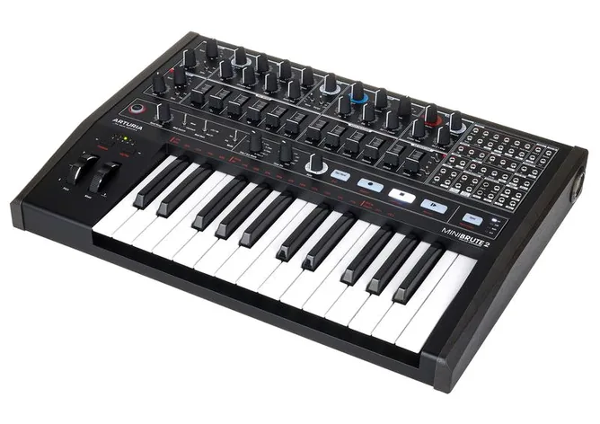 Arturia MiniBrute 2 Noir framifrån mot vit bakgrund