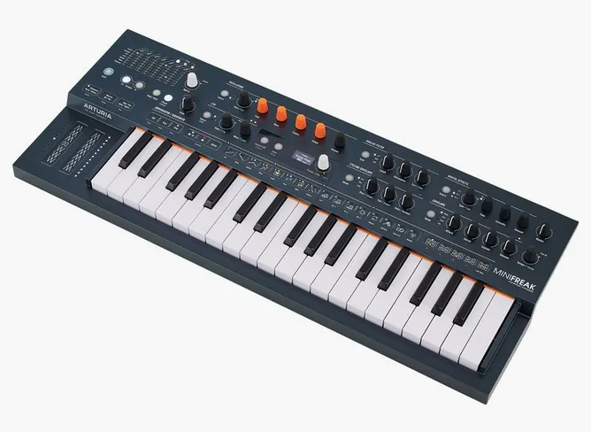 Arturia MiniFreak framifrån mot vit bakgrund