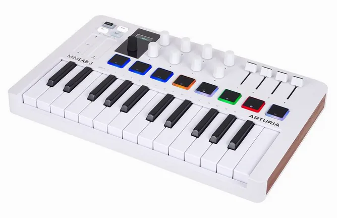 Arturia MiniLab 3 White framifrån mot vit bakgrund