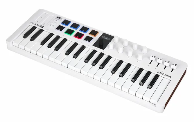 Arturia MiniLab 37 White framifrån mot vit bakgrund