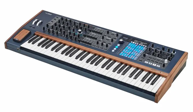 Arturia PolyBrute framifrån mot vit bakgrund