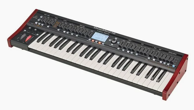 Behringer DeepMind 12 framifrån mot vit bakgrund