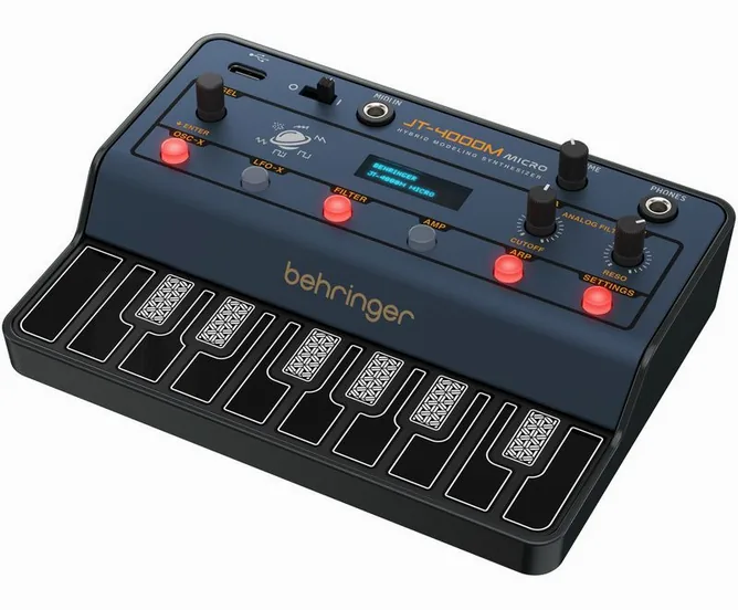 Behringer JT-4000M Micro framifrån mot vit bakgrund