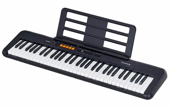 Casio CT-S100 framifrån mot vit bakgrund