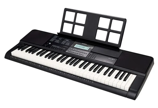 Casio CT-X800 framifrån mot vit bakgrund