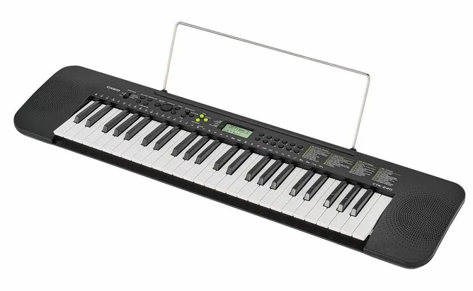 Casio CTK-240 framifrån mot vit bakgrund