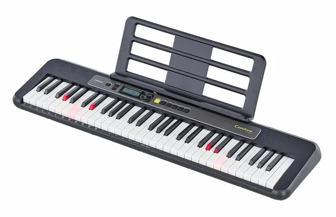 Casio LK-S250 framifrån mot vit bakgrund