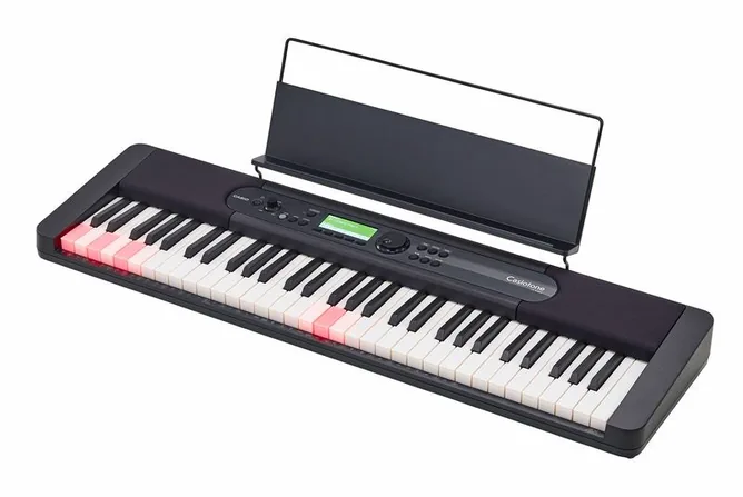Casio LK-S450 framifrån mot vit bakgrund