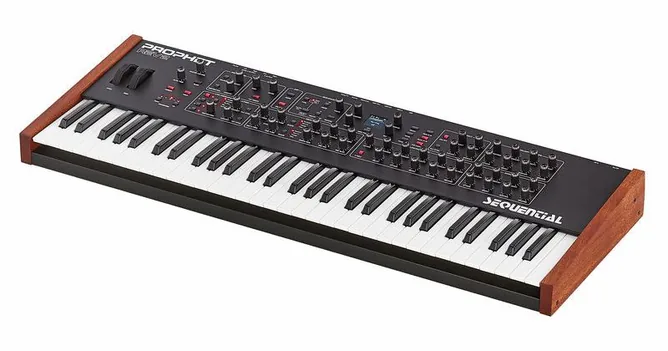 Sequential Prophet REV2-8 framifrån mot vit bakgrund