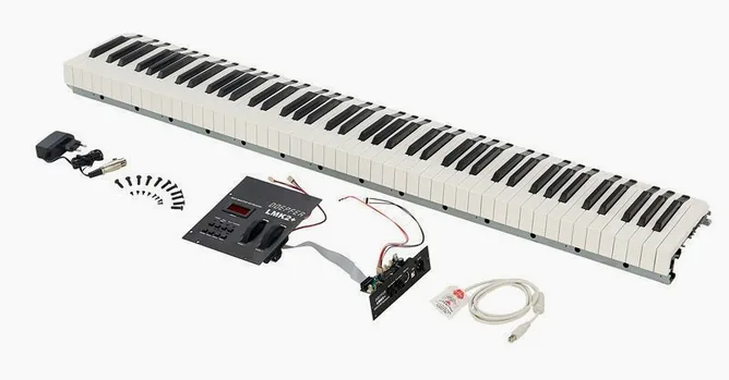 Doepfer LMK2+ 88 GH without Case framifrån mot vit bakgrund