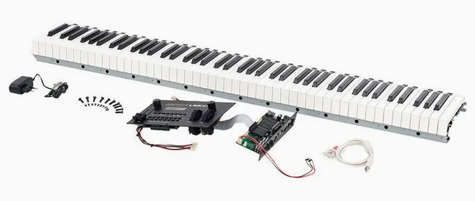 Doepfer LMK4+ 88 GH BL without Case framifrån mot vit bakgrund