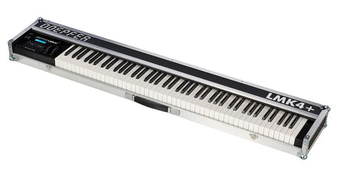 Doepfer LMK4+ 88 GH black framifrån mot vit bakgrund