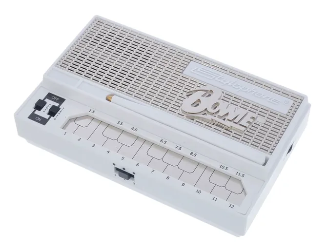 Stylophone Bowie framifrån mot vit bakgrund