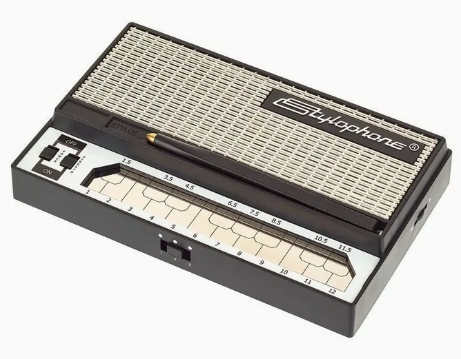 Stylophone S-1 Analog framifrån mot vit bakgrund