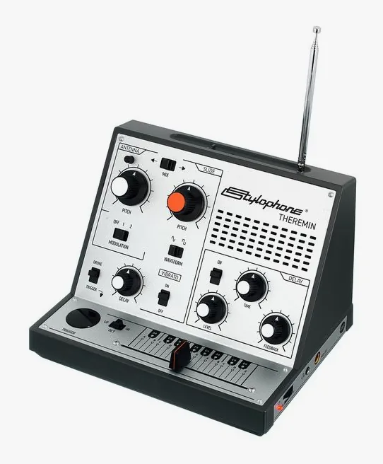 Stylophone Theremin framifrån mot vit bakgrund