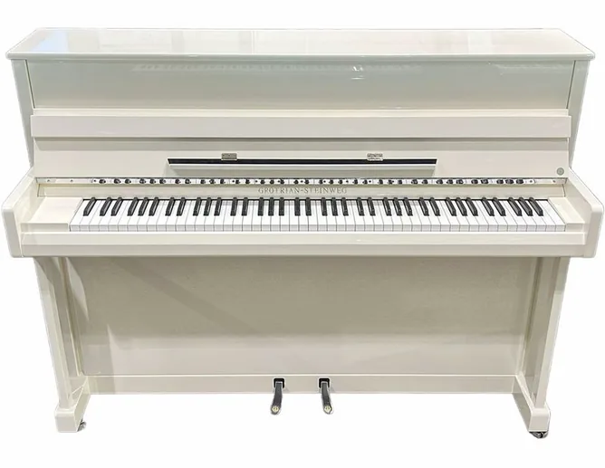 Grotrian-Steinweg Concerto G-113 WHP Piano framifrån mot vit bakgrund