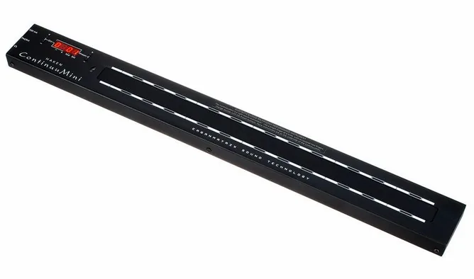 Haken Audio ContinuuMini Black Edition framifrån mot vit bakgrund