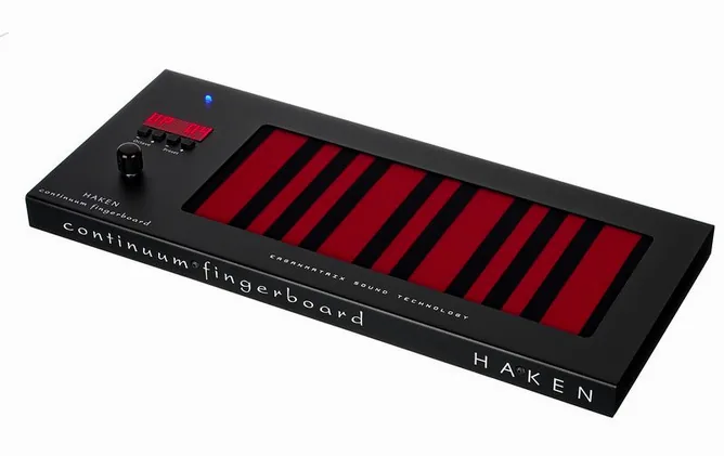 Haken Audio Slim Continuum 21s8x framifrån mot vit bakgrund