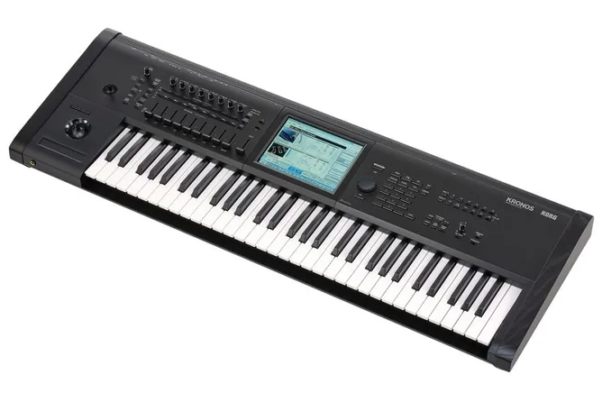 Korg Kronos 61 framifrån mot vit bakgrund