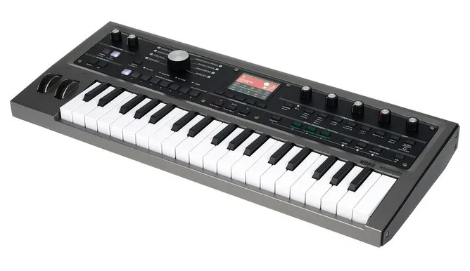Korg microKORG 2 framifrån mot vit bakgrund