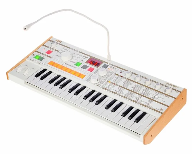 Korg microKORG S framifrån mot vit bakgrund