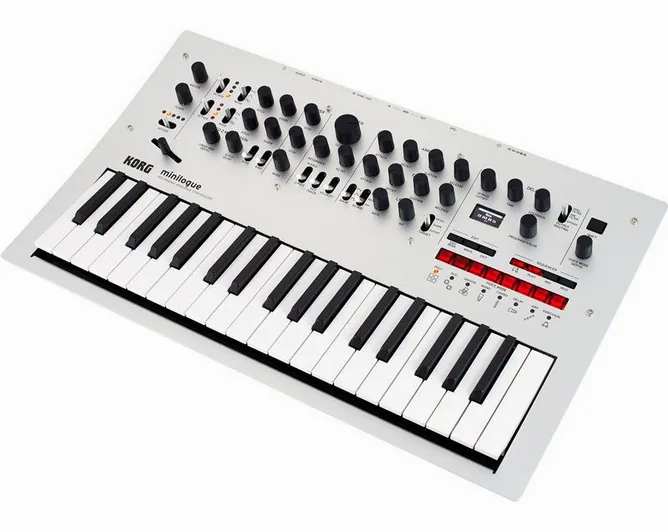 Korg Minilogue framifrån mot vit bakgrund