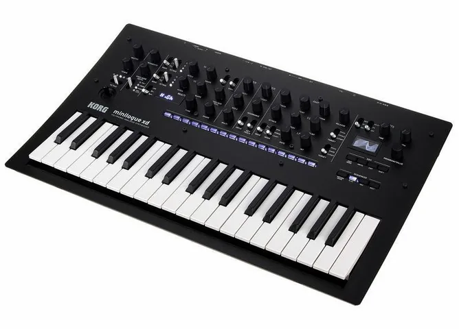 Korg Minilogue XD framifrån mot vit bakgrund