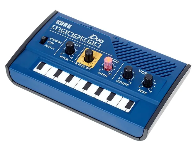Korg Monotron Duo framifrån mot vit bakgrund