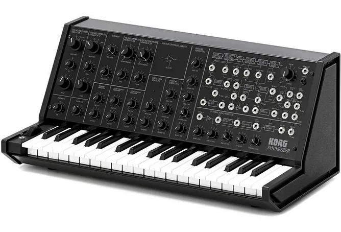 Korg MS-20 mini framifrån mot vit bakgrund