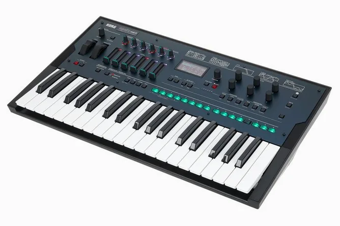 Korg opsix MKII framifrån mot vit bakgrund