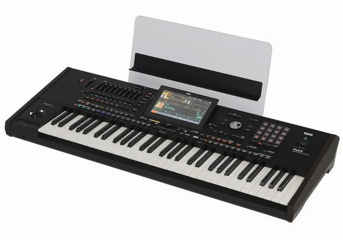 Korg PA-5X 61 International framifrån mot vit bakgrund