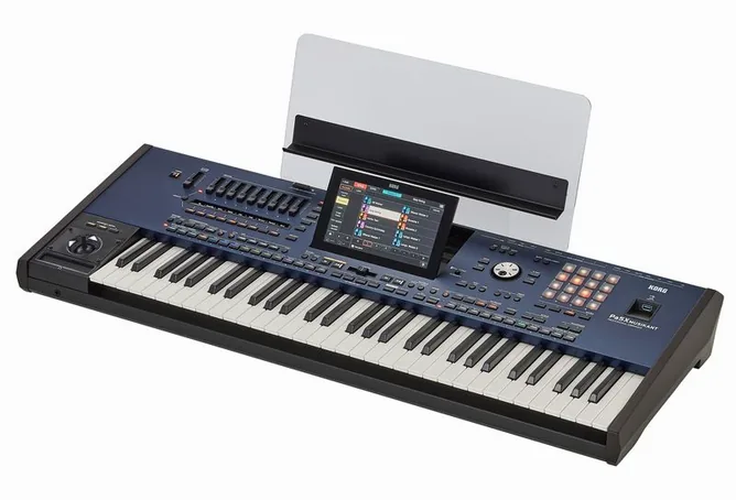 Korg PA-5X 61 Musikant framifrån mot vit bakgrund