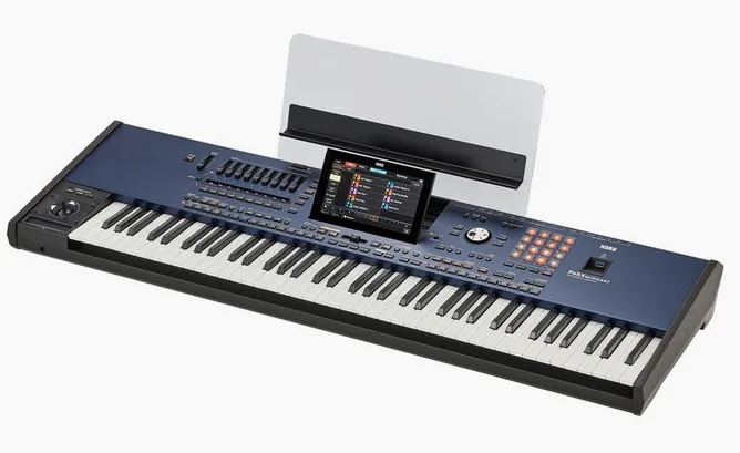 Korg PA-5X 76 Musikant framifrån mot vit bakgrund