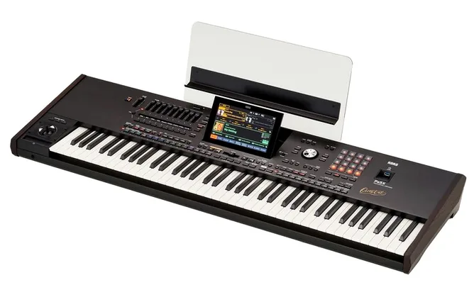 Korg PA-5X 76 Oriental framifrån mot vit bakgrund