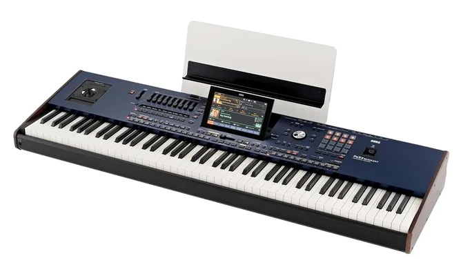 Korg PA-5X 88 Musikant framifrån mot vit bakgrund