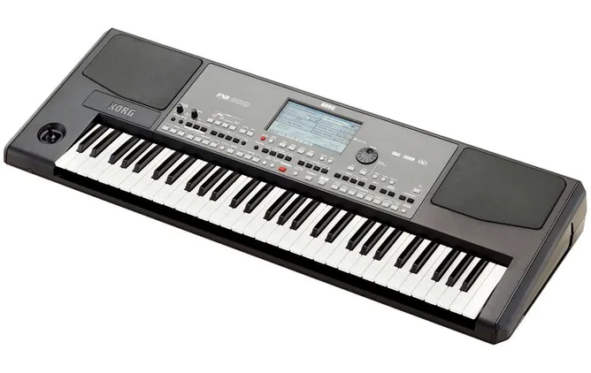 Korg PA-600 framifrån mot vit bakgrund
