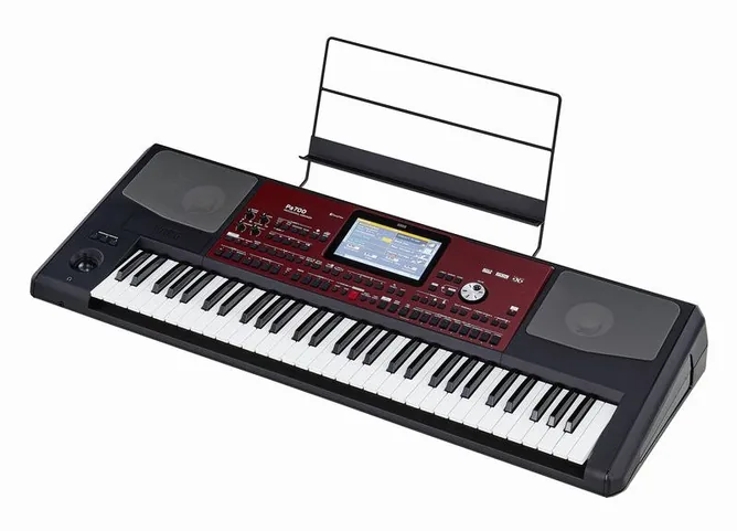 Korg PA-700 framifrån mot vit bakgrund