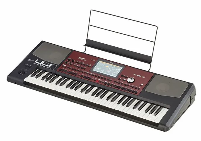 Korg PA-700 Oriental framifrån mot vit bakgrund
