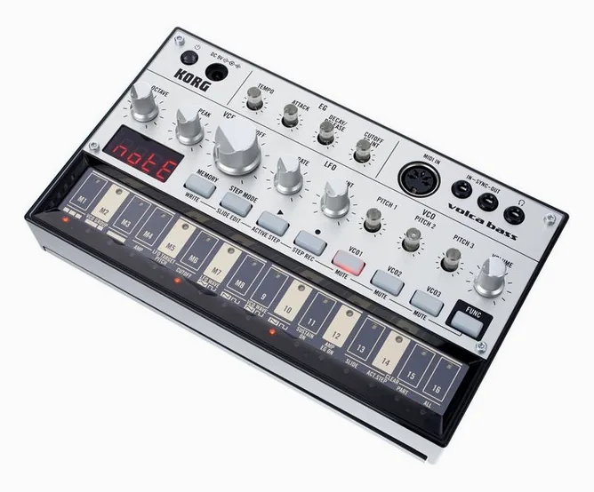 Korg Volca Bass framifrån mot vit bakgrund
