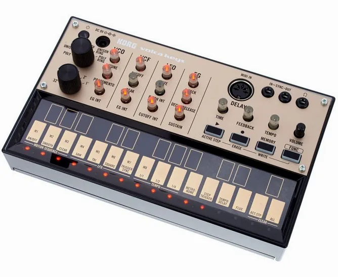 Korg Volca Keys framifrån mot vit bakgrund