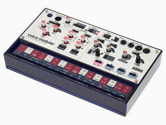 Korg Volca Modular framifrån mot vit bakgrund