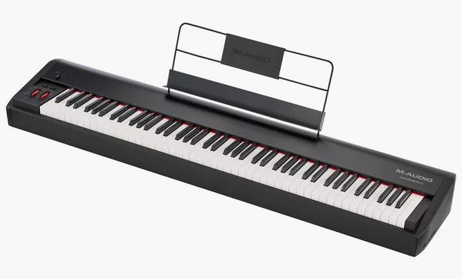 M-Audio Hammer 88 framifrån mot vit bakgrund