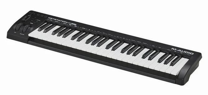 M-Audio Keystation 49 MK3 framifrån mot vit bakgrund