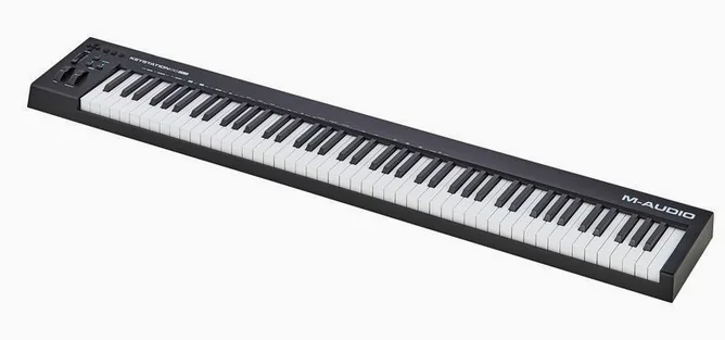 M-Audio Keystation 88 MK3 framifrån mot vit bakgrund